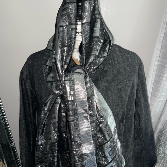 Preloved Fendi silk scarf gorgeous condition size is 70” long and 18”wide - Picture 5 of 15